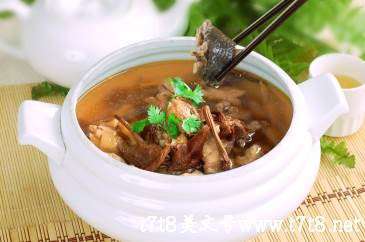 干茶树菇炖鸡汤的做法步骤（干茶树菇鸡汤怎么炖好喝）